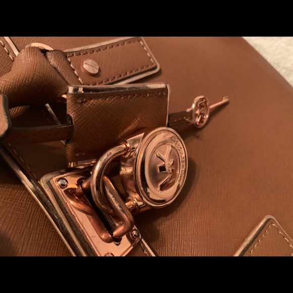 Michael Kors Hamilton Specchio, Rose Gold w/Matching Wristlet - Picture 2 of 12